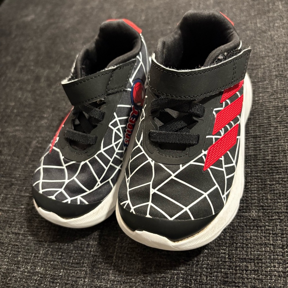 Adidas SpiderMan Kids Shoes Size 6c - Picture 2 of 5